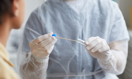 Eine Ärztin misst den Blutdruck einer Patientin.