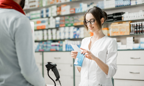 Eine Ärztin misst den Blutdruck einer Patientin.