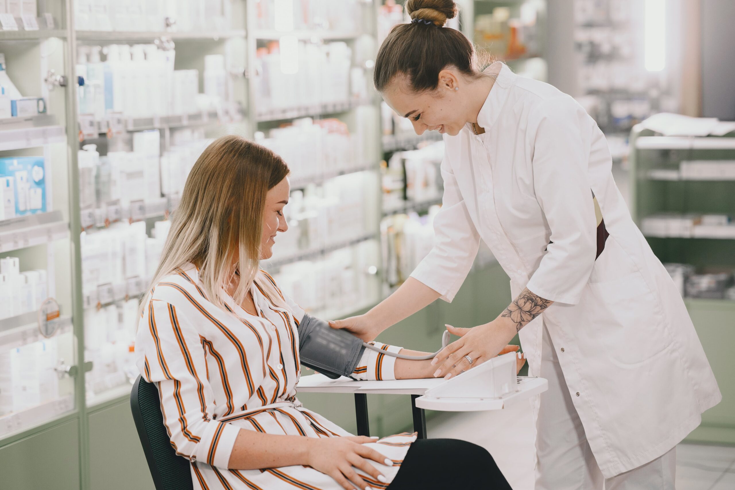Eine Ärztin misst den Blutdruck einer Patientin.
